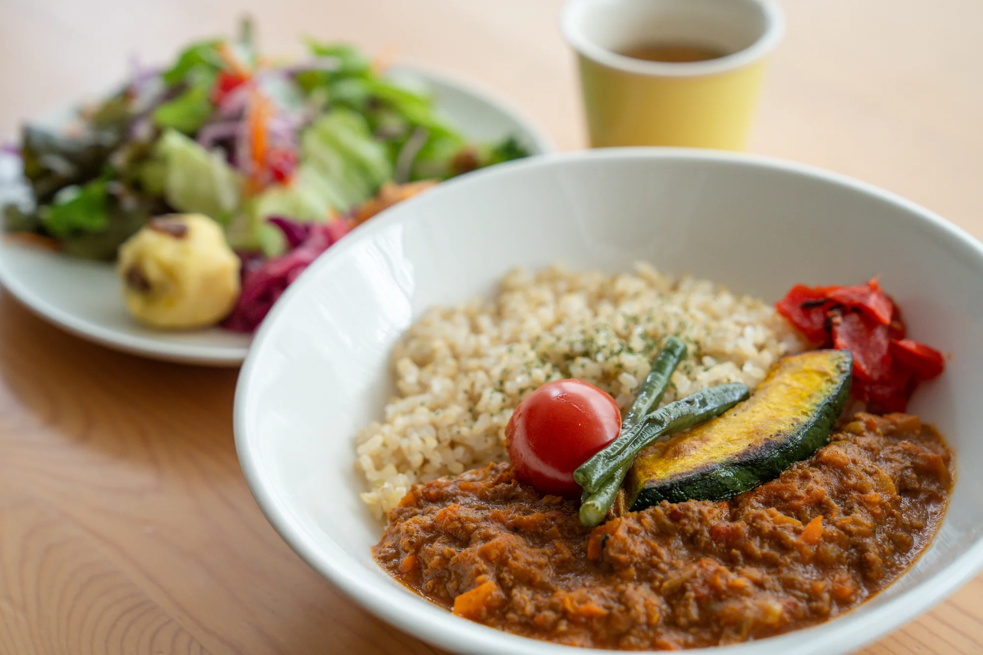 薬膳キーマカレーとサラダのプレート